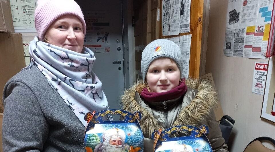 В Суземском районе малоимущим семьям и семьям участников СВО вручили новогодние подарки