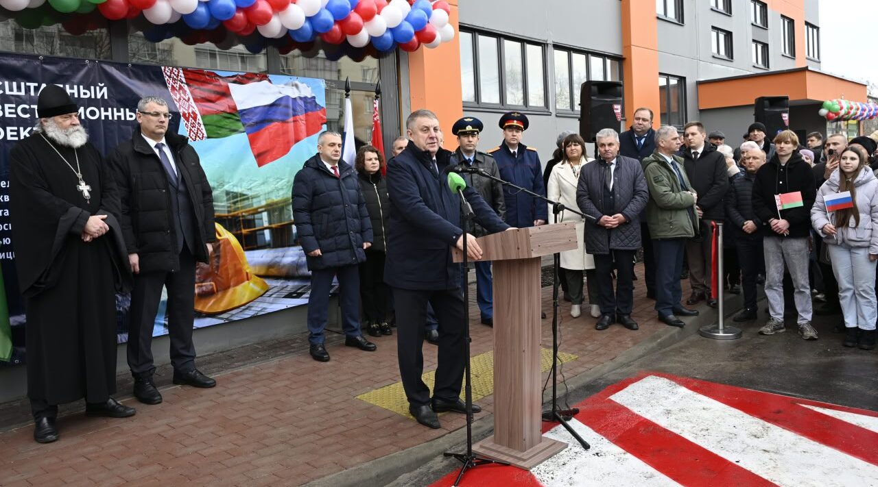 Белорусские строители передали детям-сиротам квартиры в новом доме Брянска