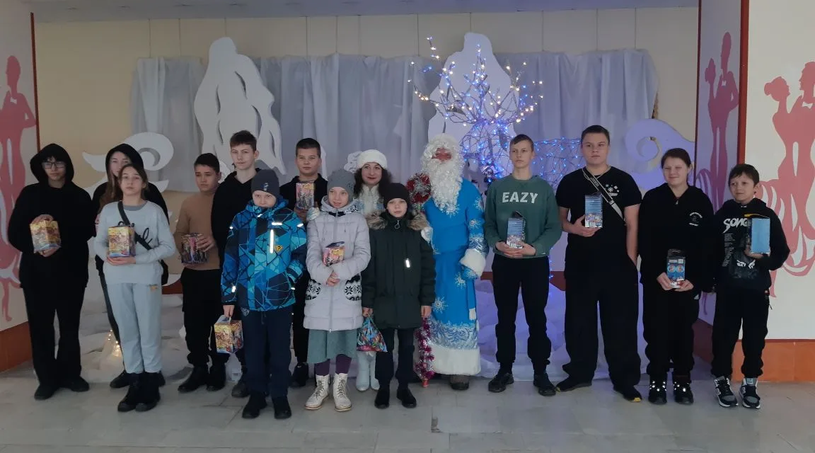 Школьникам вручили подарки от заместителя председателя облдумы