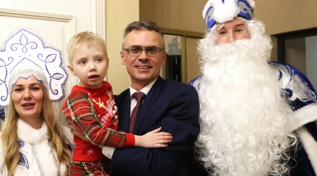 Мэр Брянска Александр Макаров присоединился к благотворительной акции «Ёлка желаний»