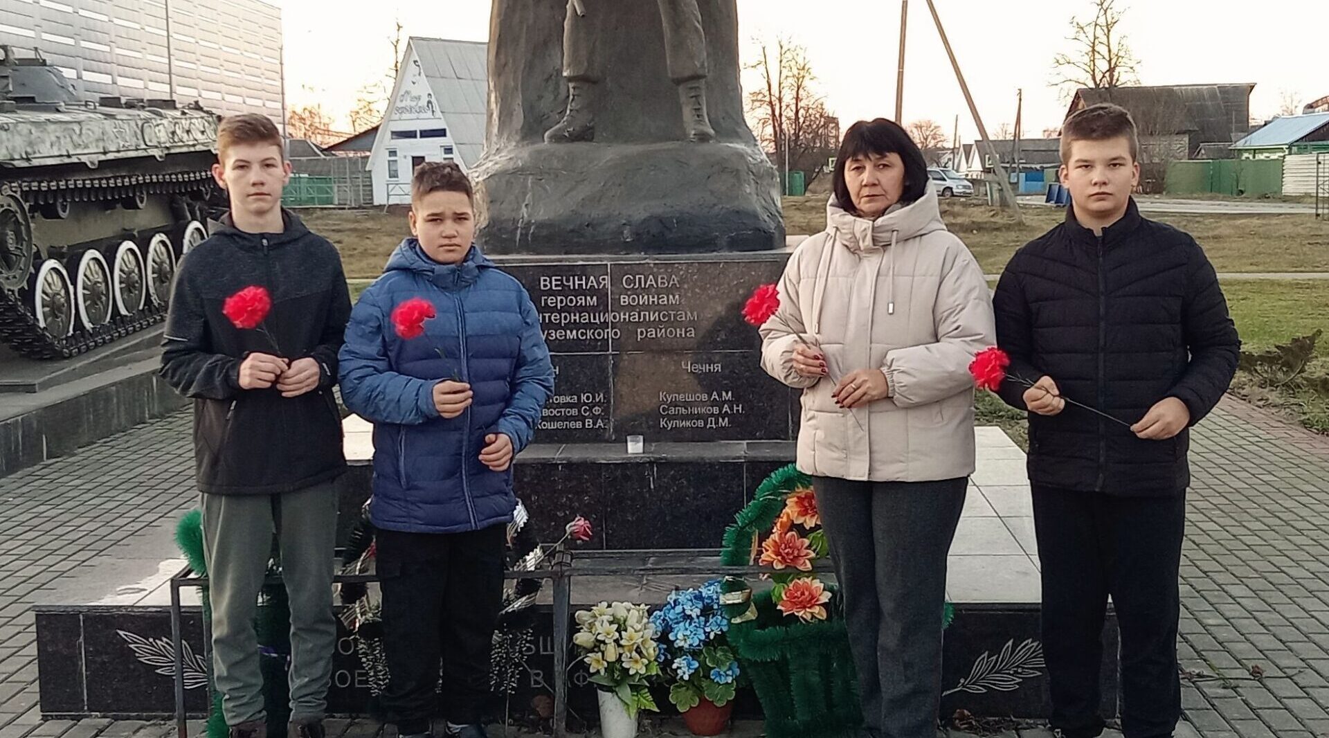 Новопогощенские школьники почтили память героев Отечества