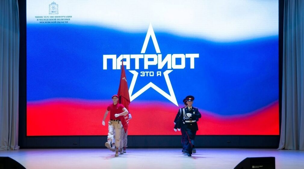 Брянские кадеты передали копию Знамени Победы представителям от Москвы