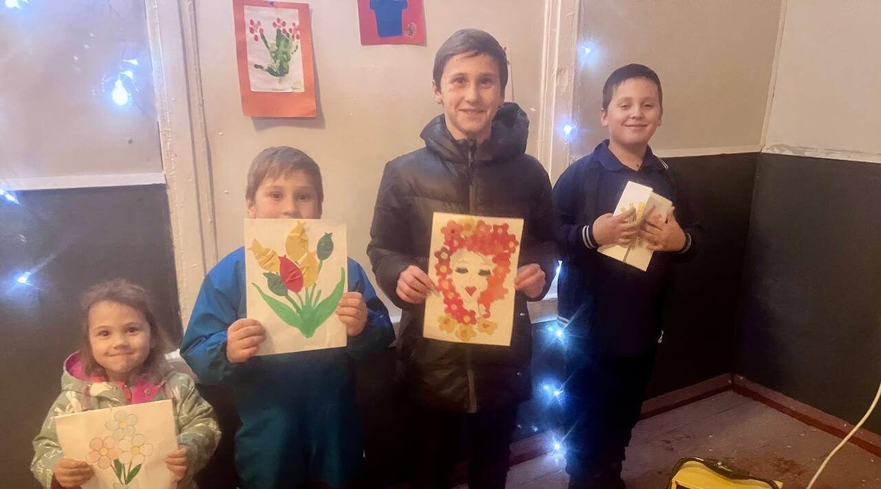 В Новеньском СК прошла выставка детских работ ко Дню матери 