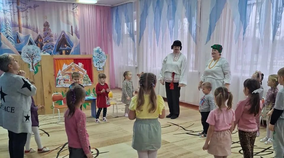 В детском саду «Ручеек» показали «Новогодние приключения Колобка»