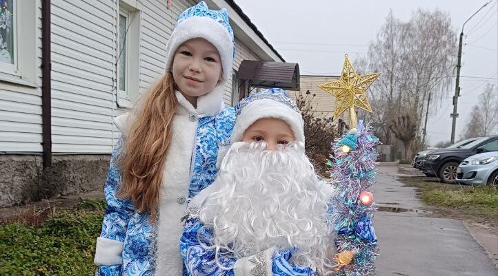 Саратовские Дед Мороз со Снегурочкой поздравили жителей района и военнослужащих
