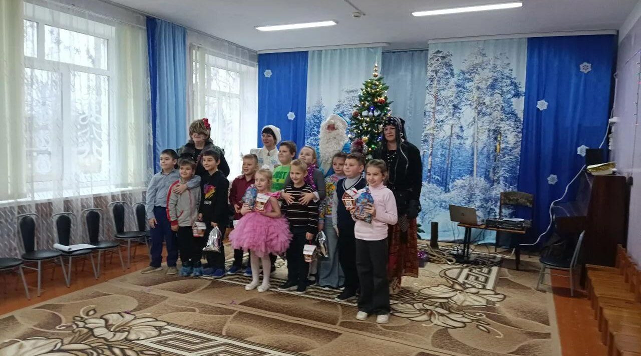 Новогодняя сказка для первоклассников Суземской школы №2 подарила детям настоящее веселье