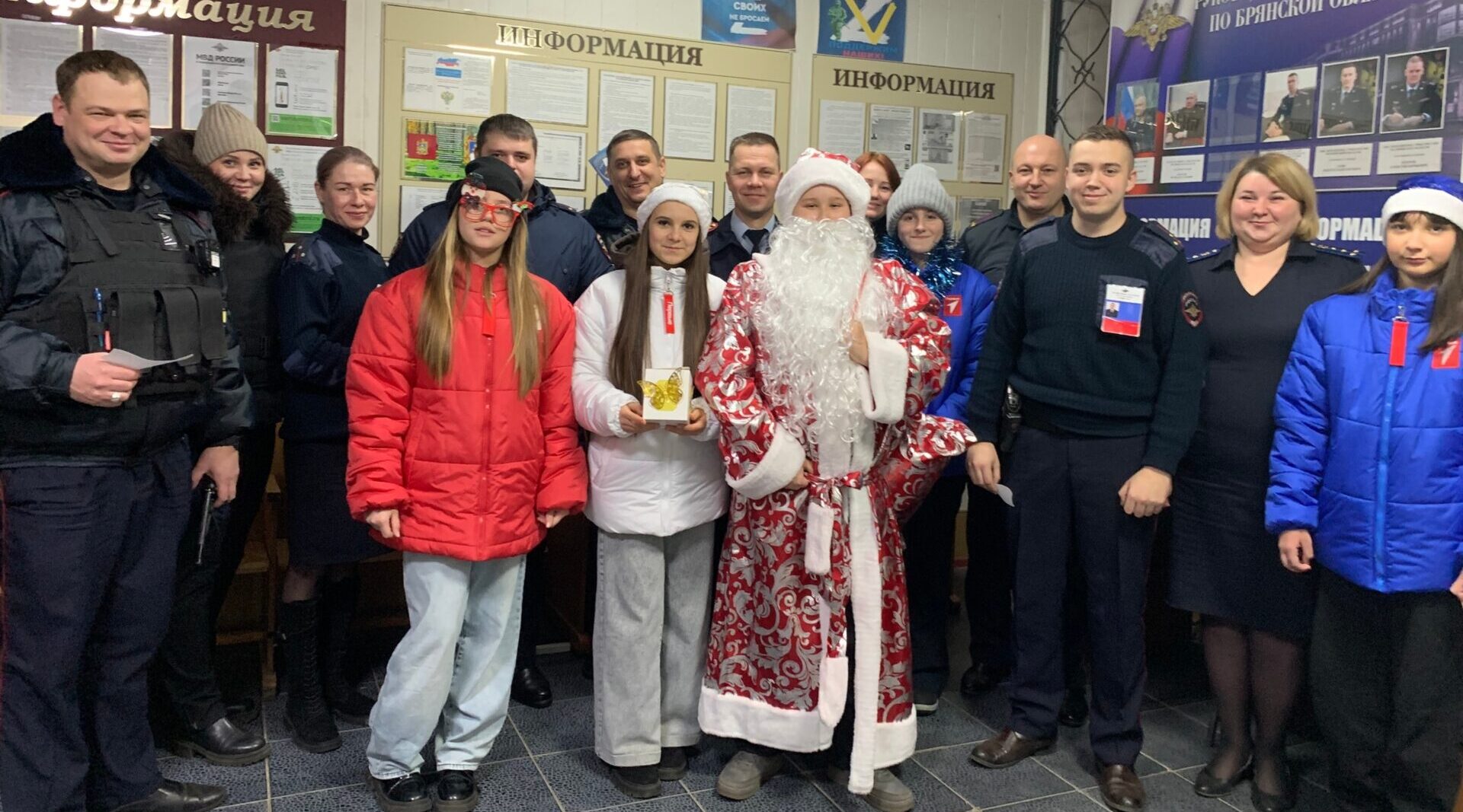 Представители Движения Первых поздравили сотрудников силовых структур