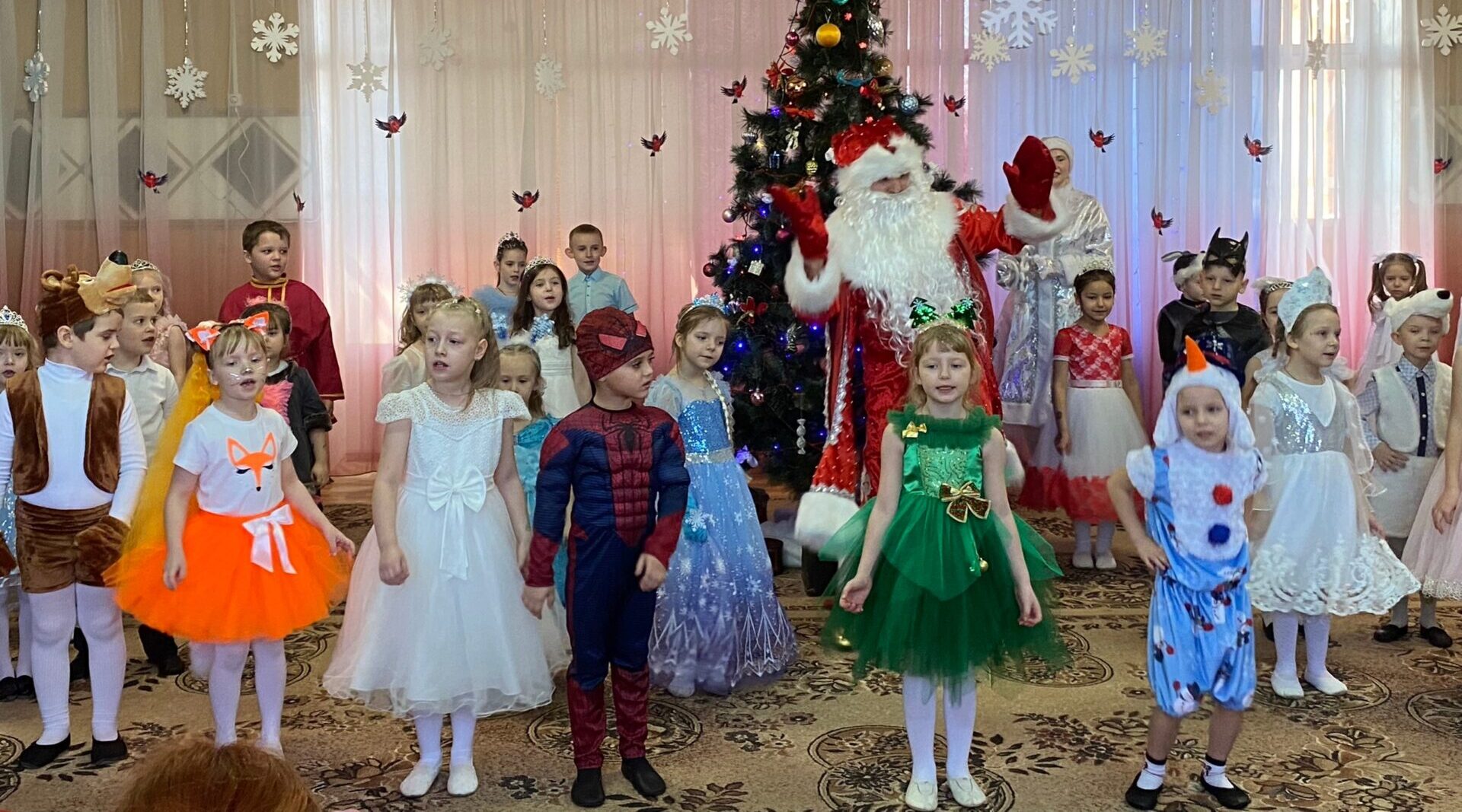 В детском саду «Солнышко» для дошколят зажглась новогодняя сказка