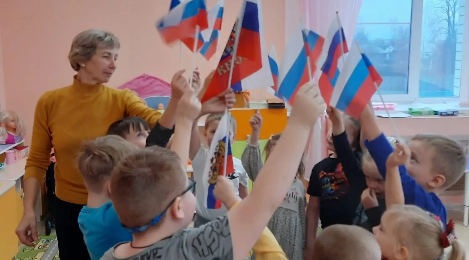 В детском саду «Ромашка» детей учат уважать законы и символы страны