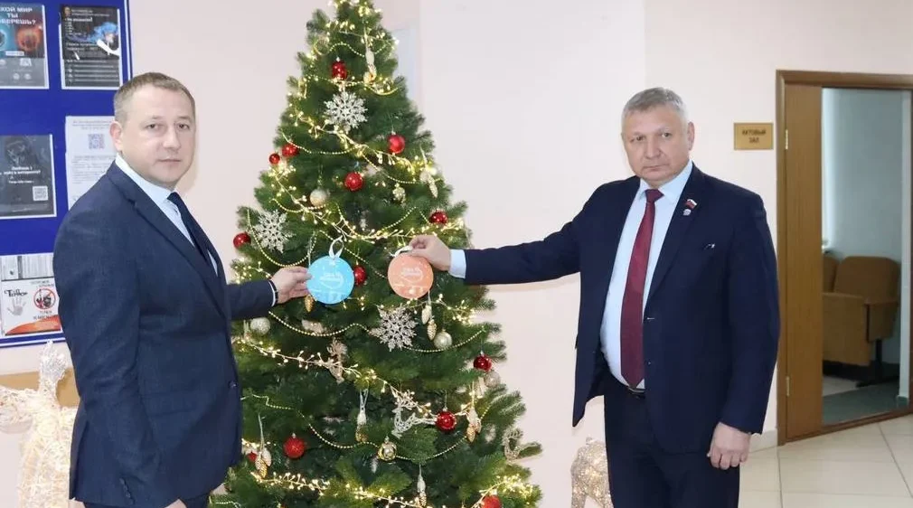 Руководители Брянского района стали участниками акции «Ёлка желаний»