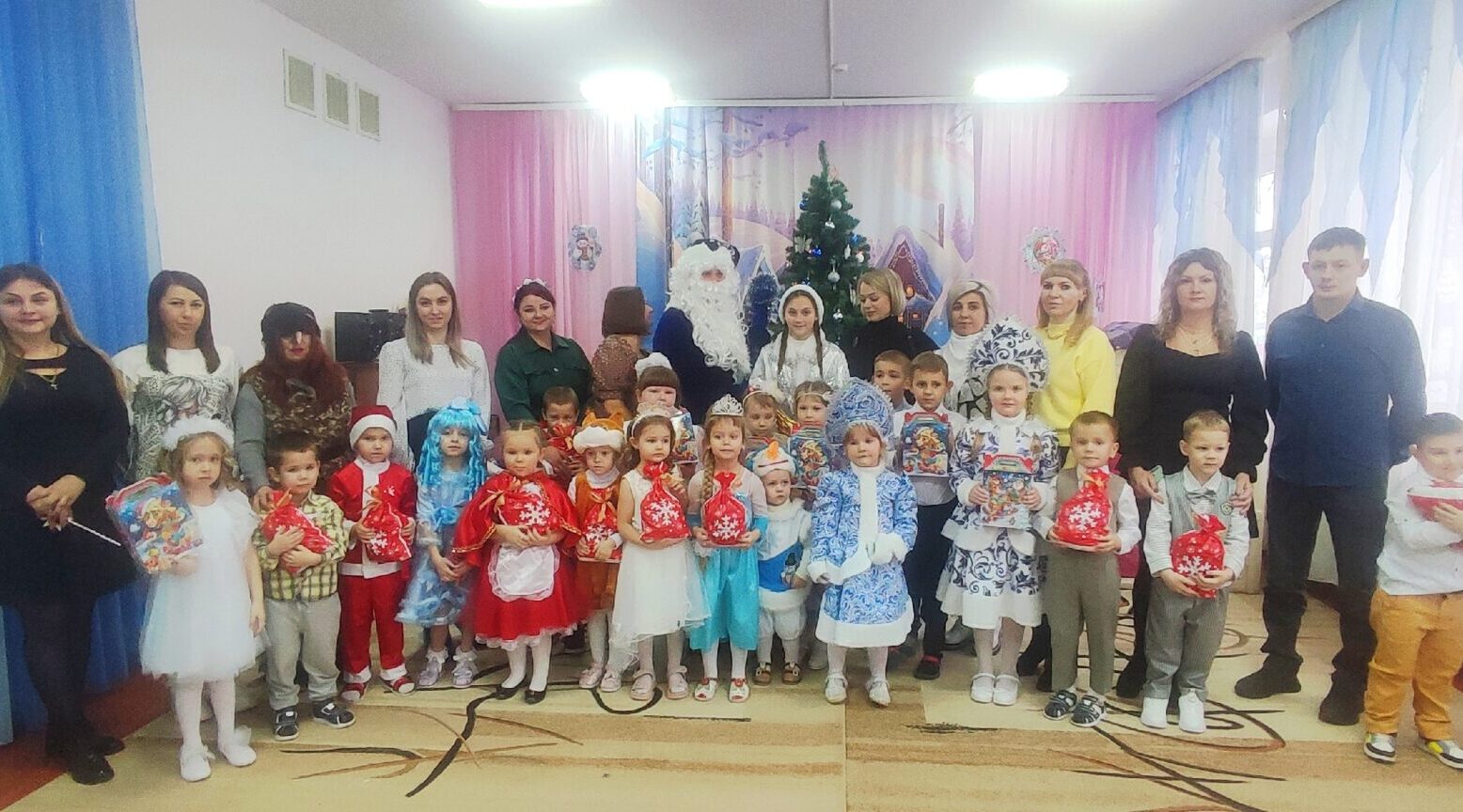 В детском саду «Ручеек» прошел веселый новогодний утренник