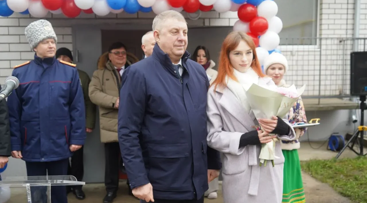 Детям-сиротам из Стародуба вручили ключи от новых квартир