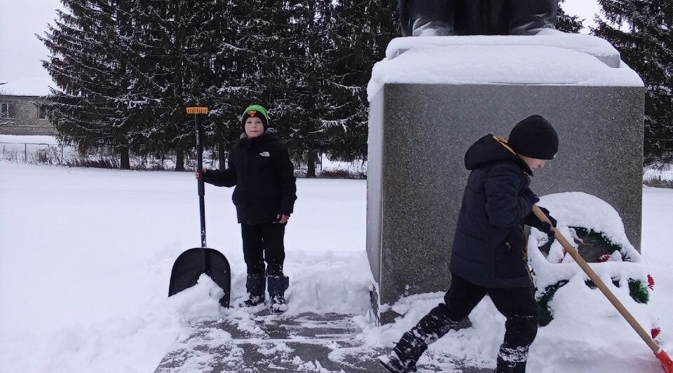 «Первые»  Суземского района помогли убирать снег после аномальных осадков