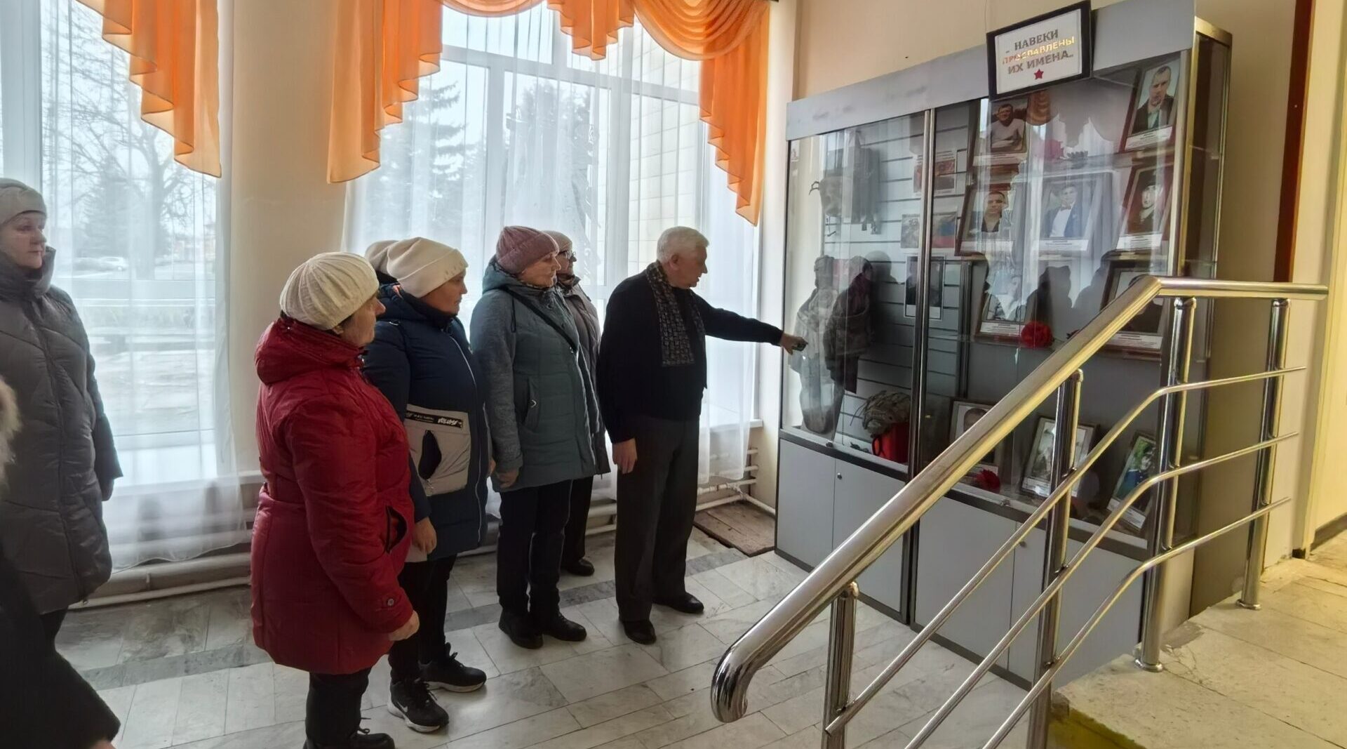 Соцработникм и участники клуба «Активное долголетие» посетили фотовыставку о героях СВО