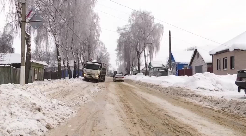 В Брянской области продолжается работа по расчистке улиц и дворов от снега 