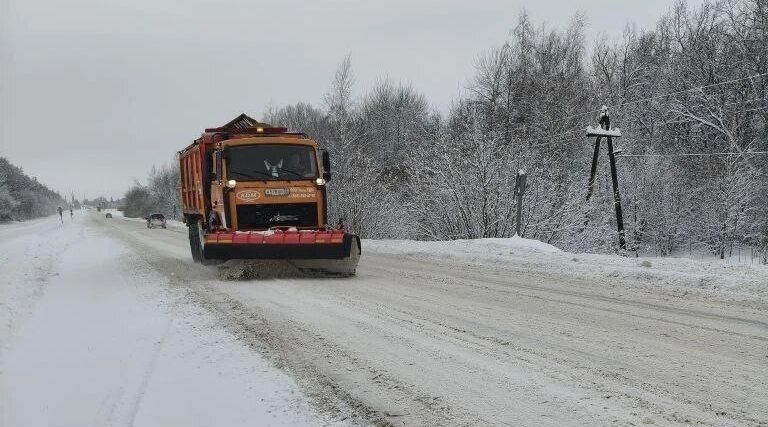 Дороги Брянской области очищают от снега в несколько циклов