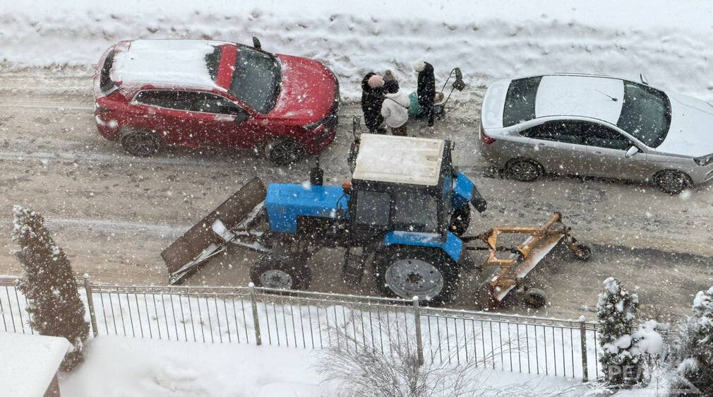 В Брянске продолжается работа по расчистке дворов от снега 