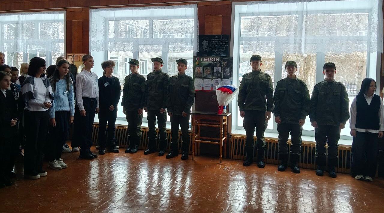 В Кокоревской школе почтили память выпускника-участника СВО