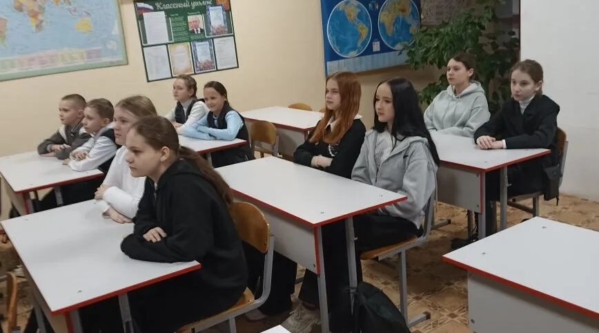 В Кокоревской школе  прошла линейка, посвященная началу Года единства народов России