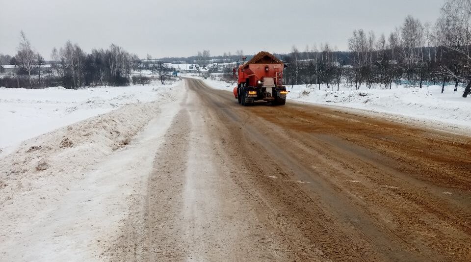 В Брянской области продолжаются работы по очистке дорог от снега и наледи