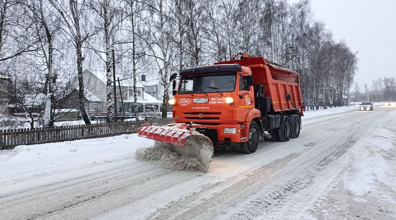 В Суземском районе ведется работа по расчистке снега