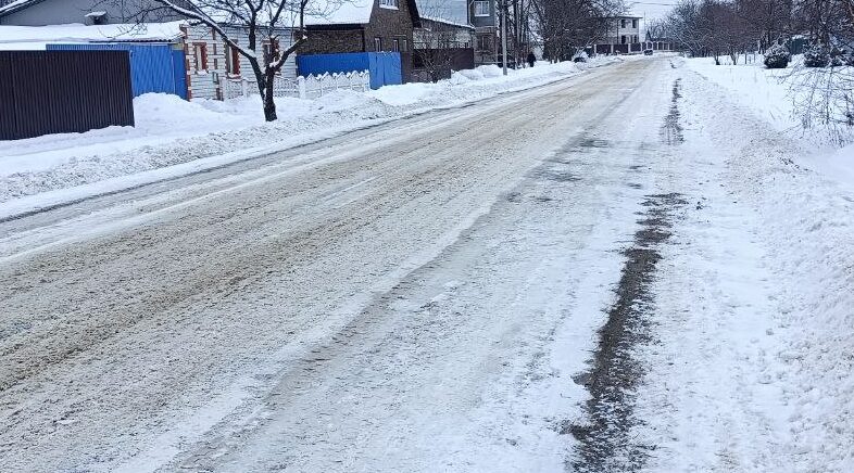 В Суземском районе дорожники борются с последствиями снегопада