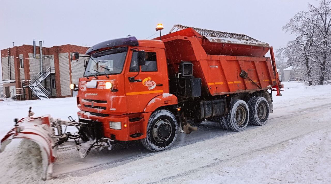 Дорожники ведут борьбу со снегопадом