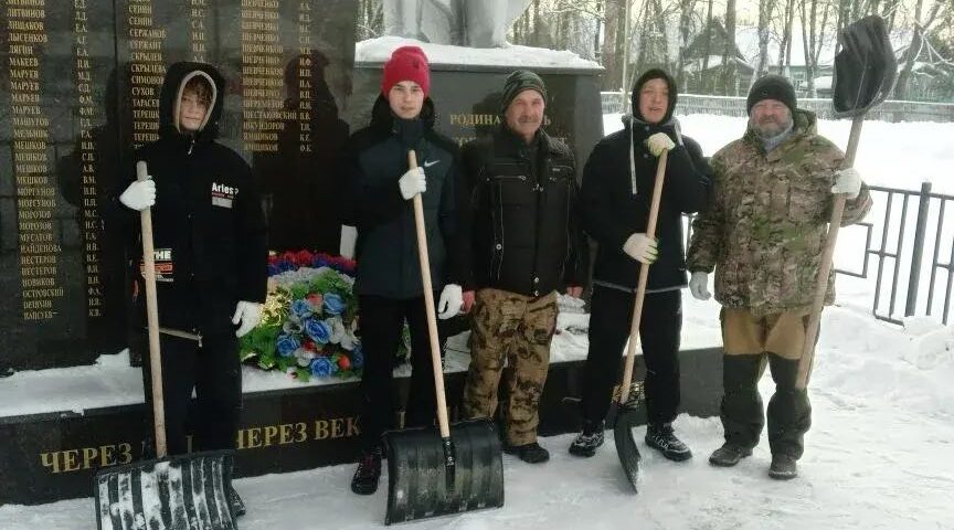 В поселке Кокоревка почистили снега на  памятных местах