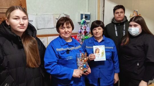 Школьники из Новой Погощи стали участниками новогодней акции