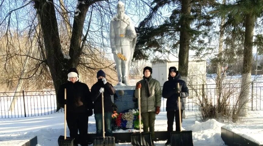 Кокоревские школьники очистили памятник от снега