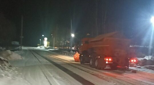 Дорожники Брянской области обработали тысячи километров трасс за выходные