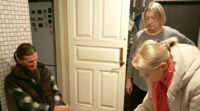 Специалисты соцзащиты населения помогают нуждающимся в долговременном уходе