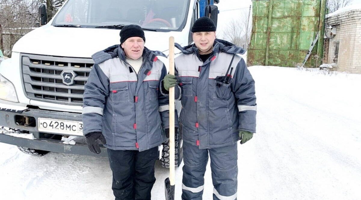 Суземские коммунальщики показали пример взаимовыручки на зимней дороге