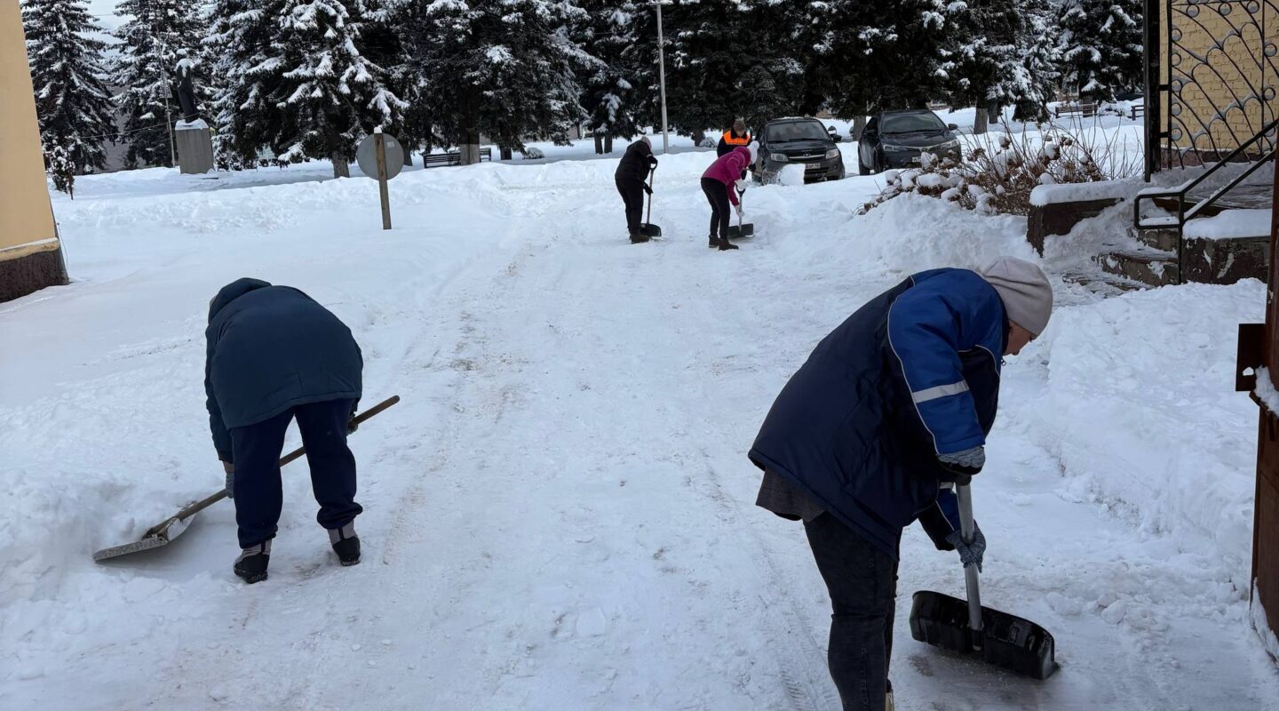 Центр занятости населения принял участие в уборке снега