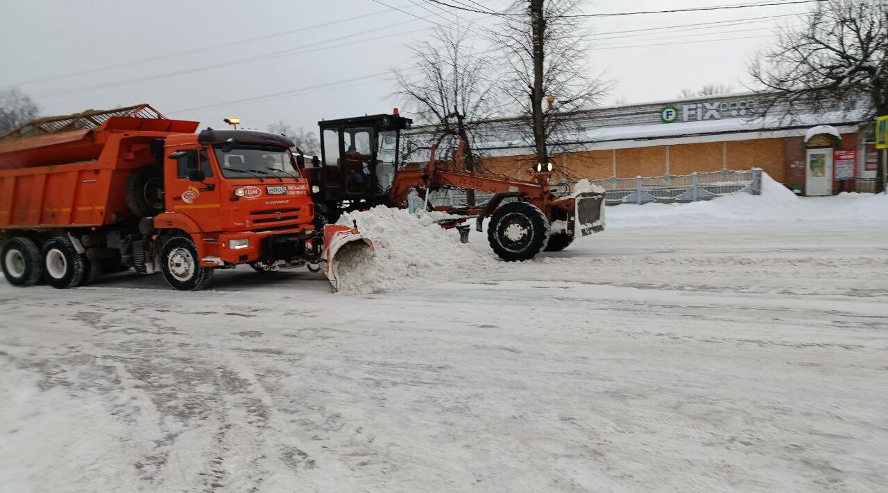 В Суземском районе ведется работа по расчистке снега