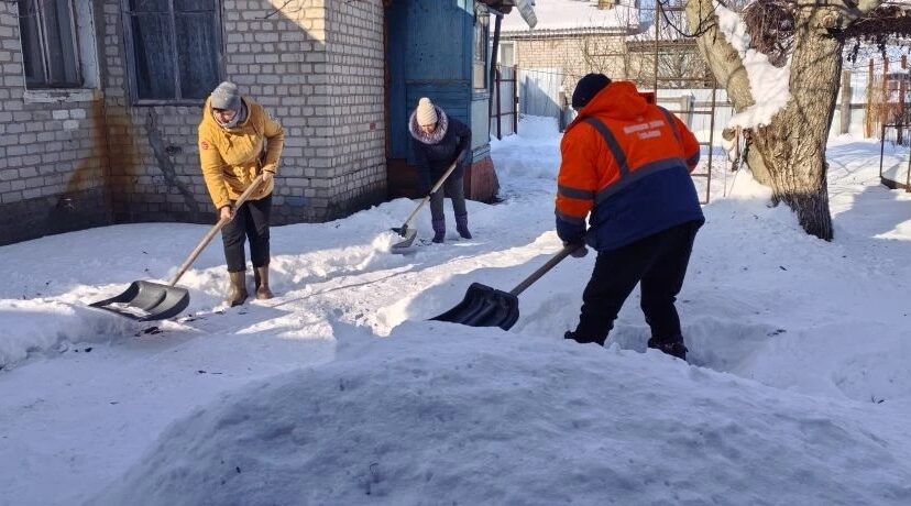 Бригада соцработников расчищает дорогу к домам одиноких пенсионеров