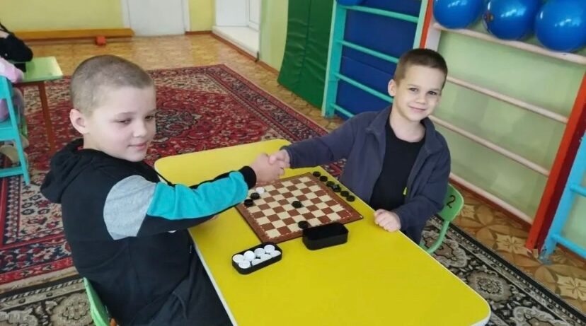 Юные шашисты детского сада «Солнышко» начали интеллектуальный турнир 