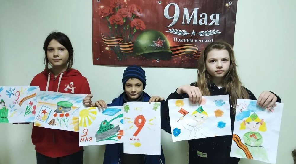 В Алешковичах открылась выставка детских рисунков «День Победы в моей семье» 