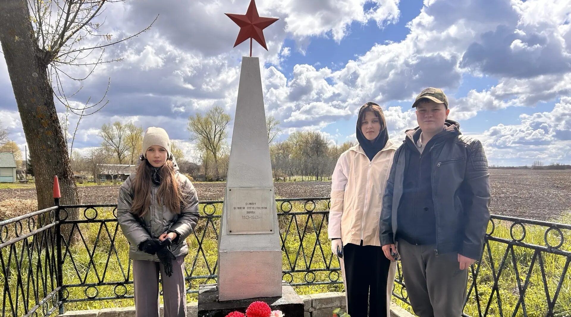 Учащиеся Негинской школы привели в порядок памятник павшим воинам 