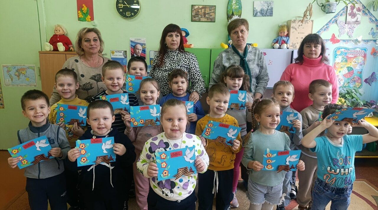 Воспитанники «Журавушки» сделали своими руками открытки Победы