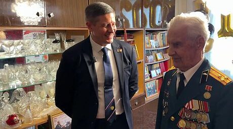 Егор Ковальчук навестил Почетного гражданина Брянска в день его 102-го дня рождения