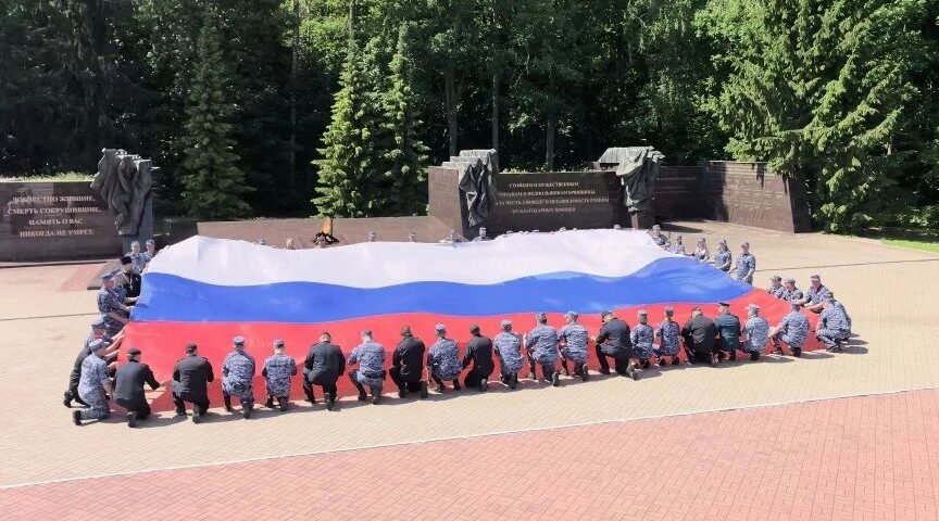 В Брянске росгвардейцы провели акцию ко Дню России