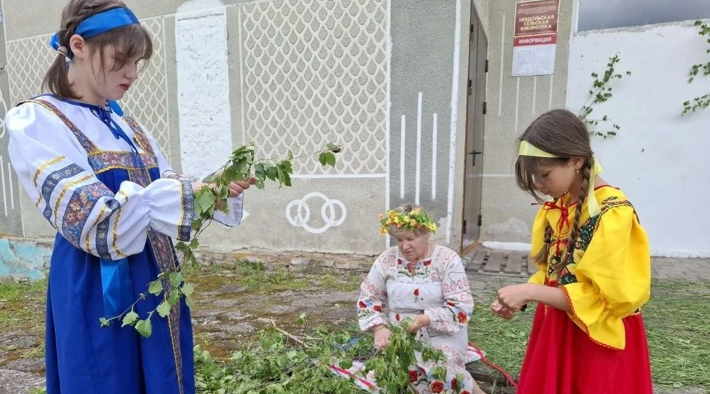 Жители Невдольска отметили Троицу с песнями, венками и угощениями