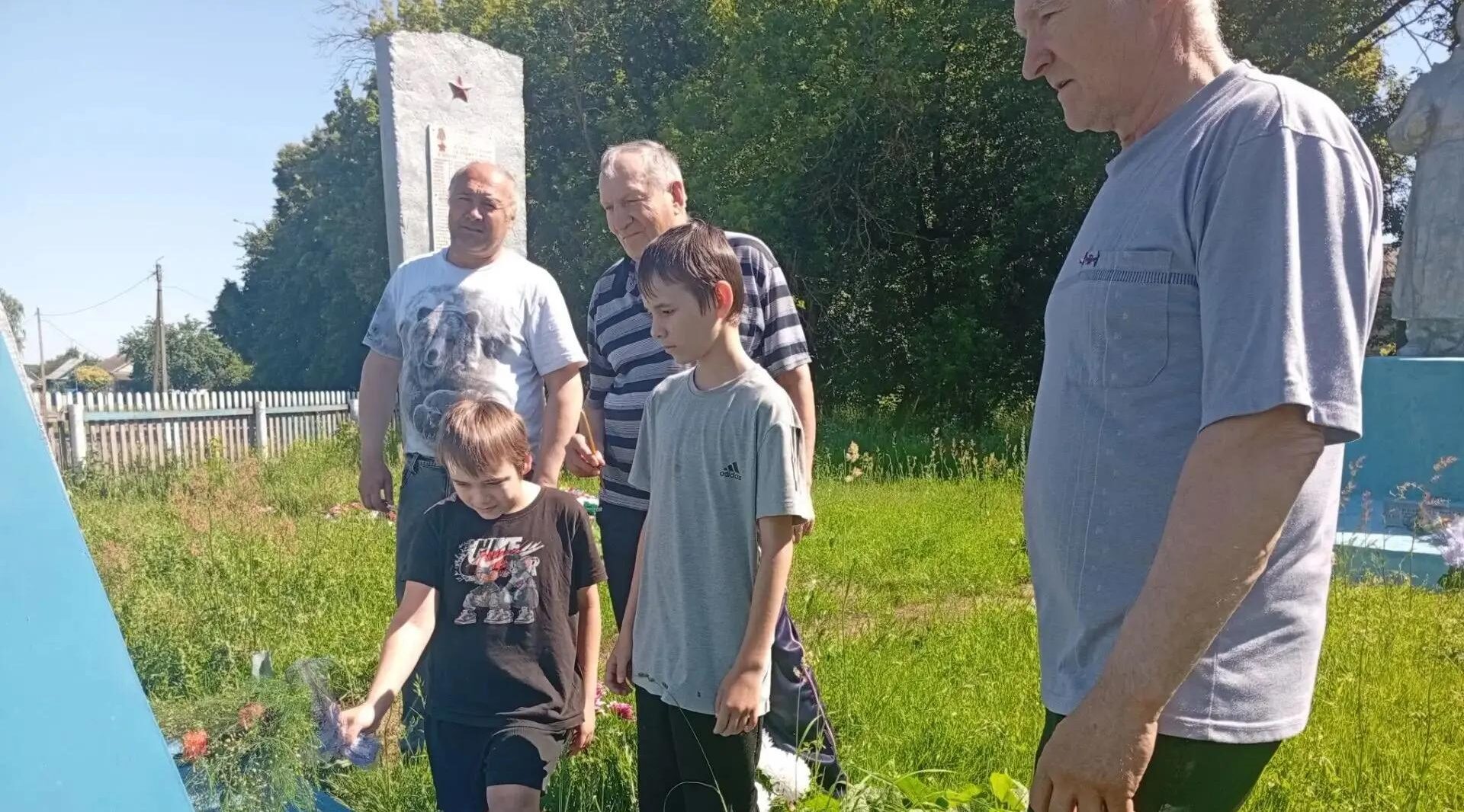 Жители Негино и Устали почтили память павших от рук фашистов земляков