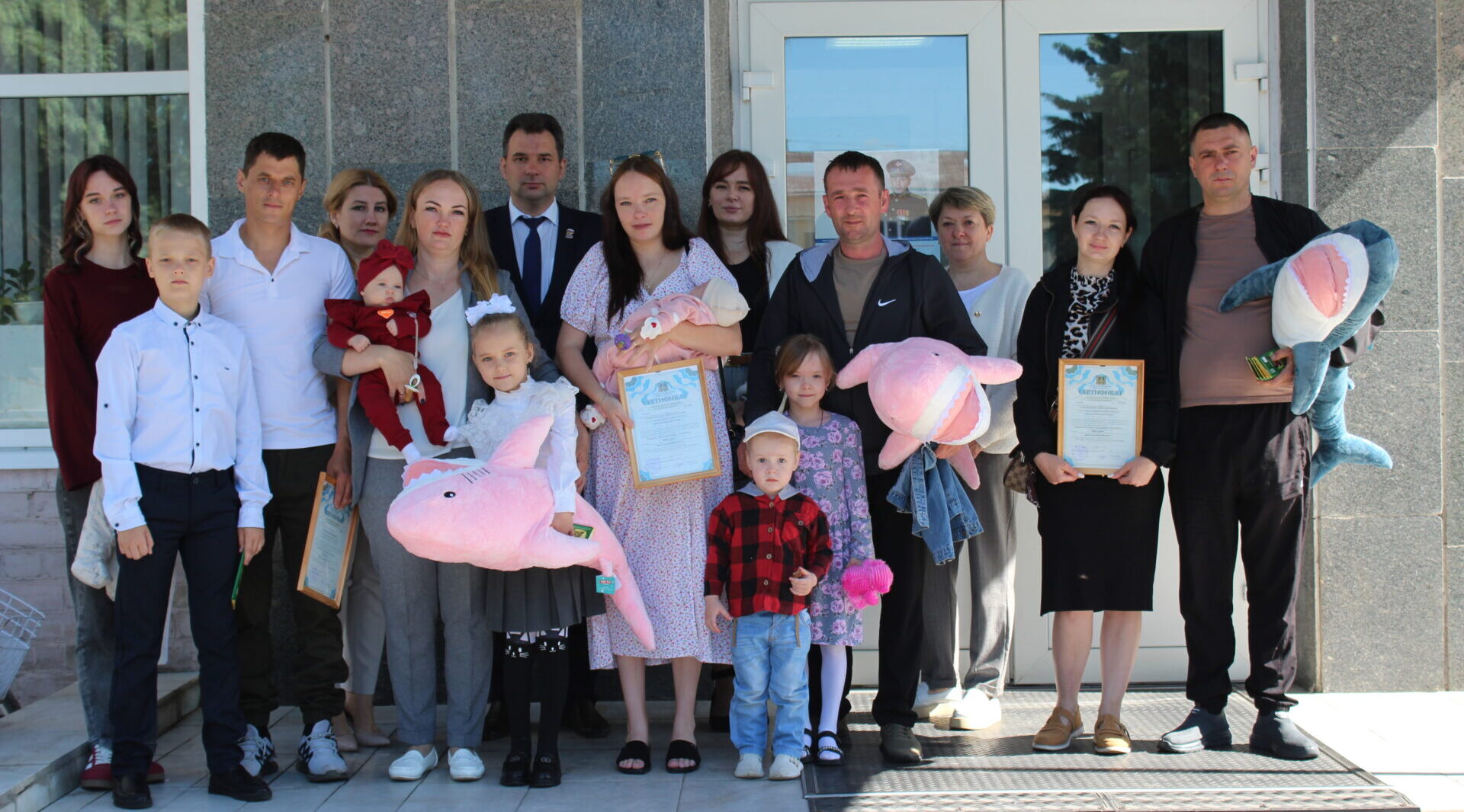 В День защиты детей в Суземке вручили сертификаты на материнский капитал