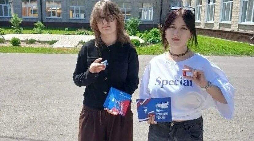 В Суземском районе юным гражданам вручили первые паспорта