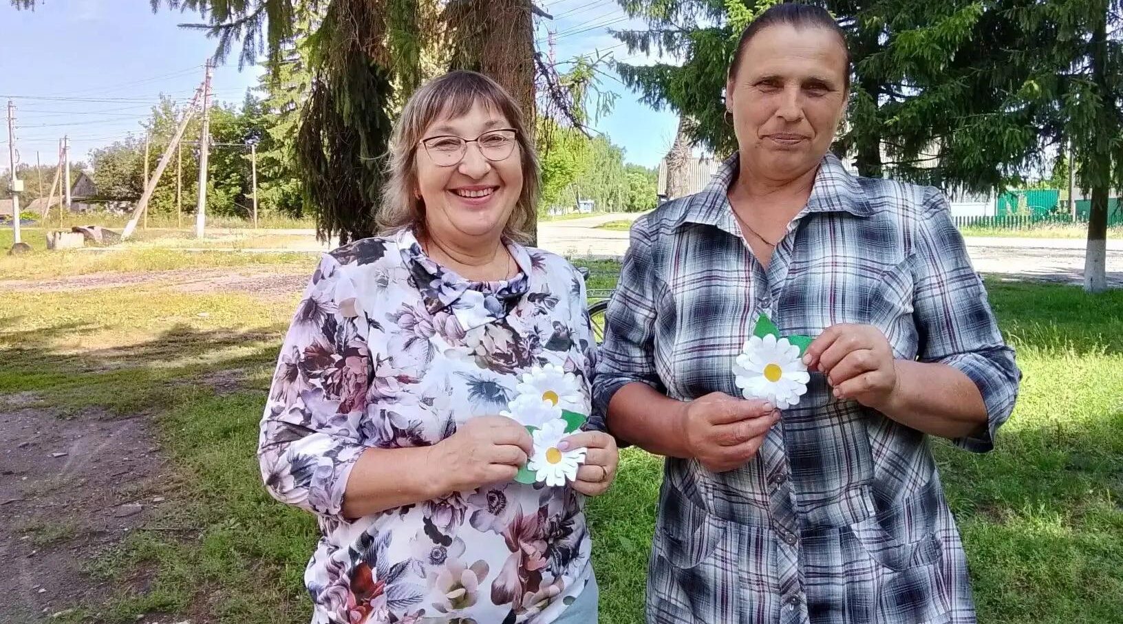 В Алешковичах работники культуры подарили землякам ромашки