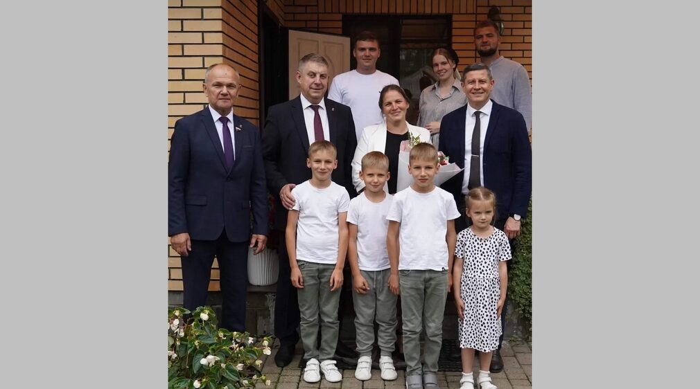 Брянская семья Ипполитовых принимала в гостях главу региона Егора Ковальчука 