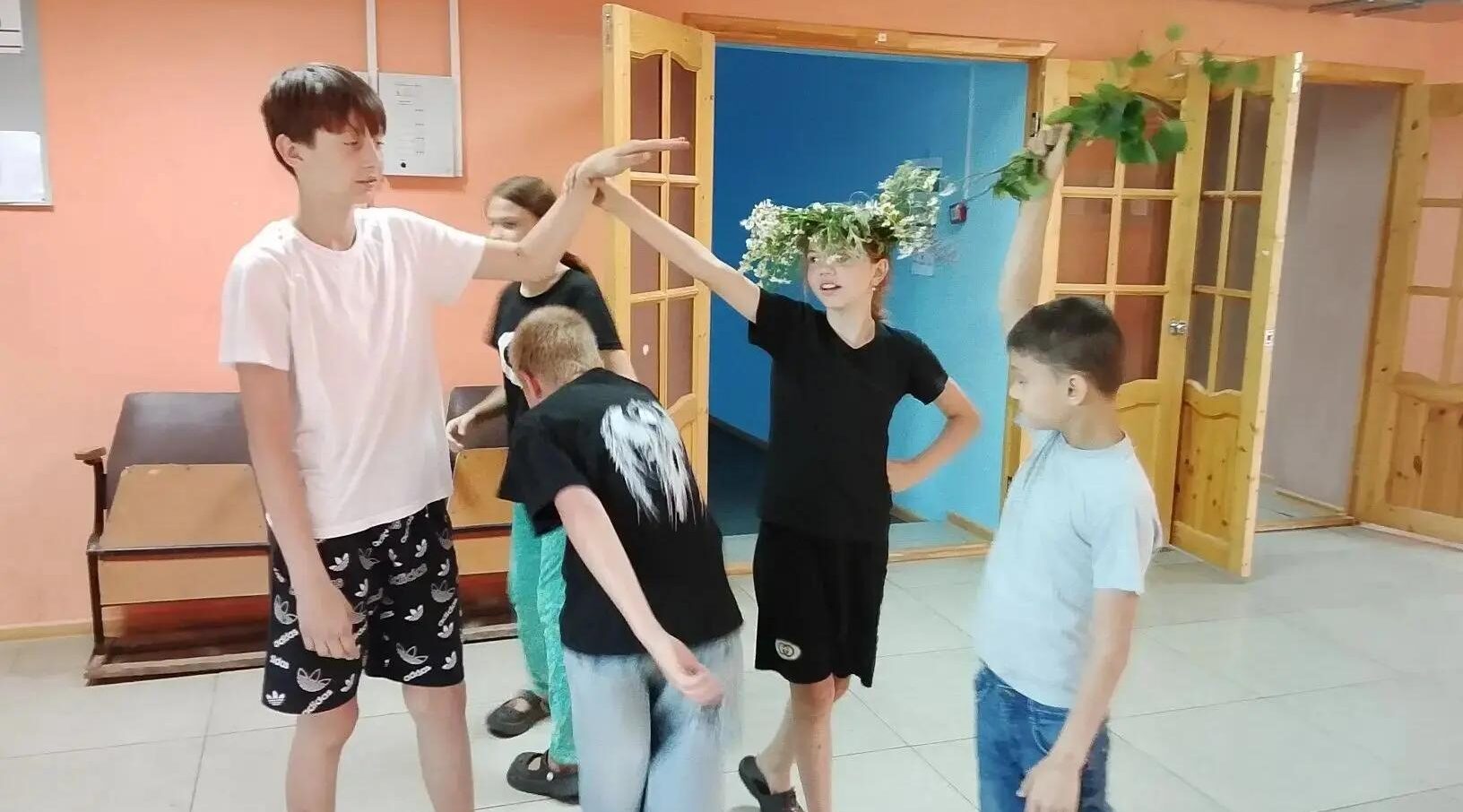 Венки и березовые ветви стали атрибутами народного праздника для детворы из Алешковичей