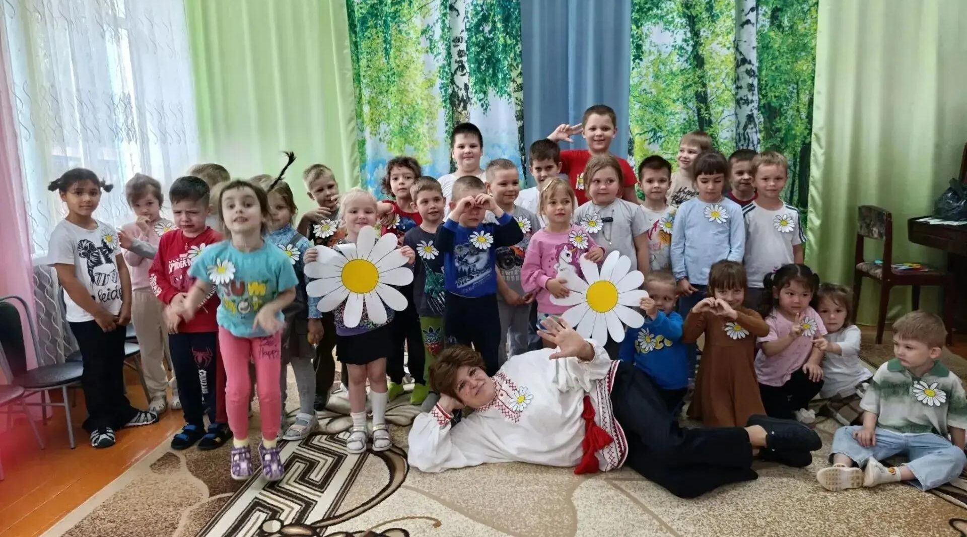 Сказочный хранитель домашнего очага повеселил воспитанников «Журавушки»
